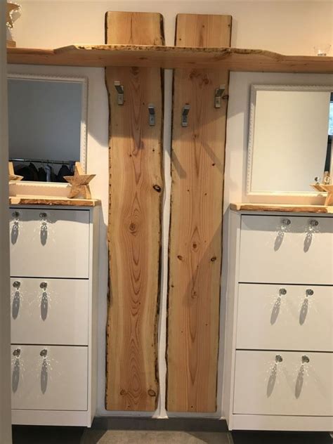 Je nach bedarf können sie die breite des regals an die persönlichen bedürfnisse anpassen. Selbstgebaute Garderobe bei uns im Flur | Garderobe selber bauen, Garderoben eingangsbereich ...