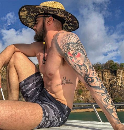 Fernando godoy ретвитнул(а) abraham weintraub. Rodrigo Godoy exibe tatuagem com o rosto da esposa Preta ...