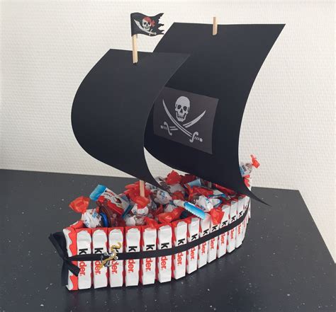 Und natürlich die süßigkeiten die der beschenkende am liebsten mag. Piraten Kinderriegel Torte Piratenparty | Kindergeburtstag ...