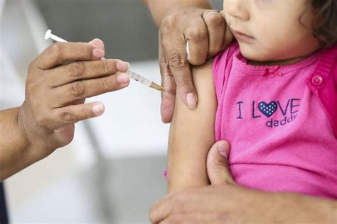 O calendário de vacinação do bebê inclui as vacinas que a criança deve tomar desde que nasce até aos 4 anos de idade, já que o bebê quando nasce não possui as defesas necessárias para combater infeções e as vacinas ajudam a estimular a proteção do organismo. Postos de SP abrem neste sábado para o Dia D de vacinação ...