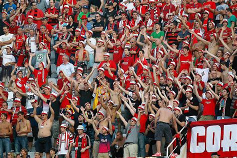 Ein fanclub für sc freiburg fans, die in stuttgart hängen geblieben sind. SC Freiburg in Sevilla: Polizei schlägt auf Fans ein - SC ...