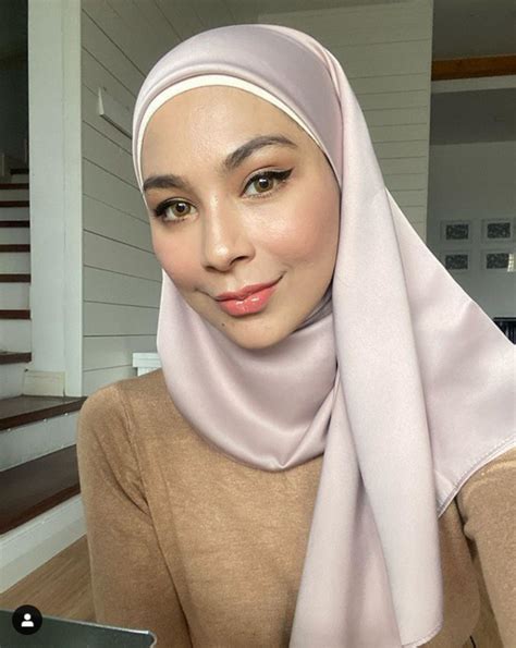 Pelakon mawar rashid ialah seorang yang cantik dengan keturunannya yang berd4rah kacukan. Cantiknya Mawar Rashid & 8 Artis Ini Pilih Untuk Berhijab ...