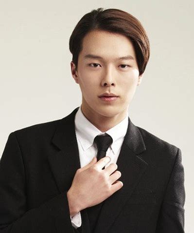 He was born august 7, 1992 and made his debut as a model in 2012. Jang Ki Yong (7 de Agosto de 1992) | Artista | Filmow