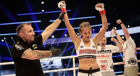 She is the former ksw women's flyweight champion. Karolina Kowalkiewicz - Wiedziałam, że muszę to skończyć ...