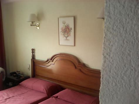 Eine matratze ist durchgelegen, wenn die oberfläche und der tiefste punkt einer kuhle ca. "Alte durchgelegene Matratzen!" Hotel Amoros (Cala Ratjada ...