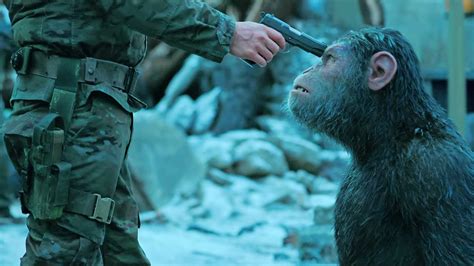 Ein tödliches virus hat den menschen arg zugesetzt, die affen um den schimpansen caesar hingegen haben an intelligenz gewonnen und zeigen friedfertige absichten. Der letzte Trailer für Planet der Affen: Survival wird ...