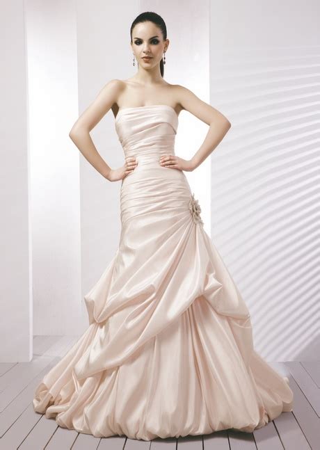 Lunghezza 180 cm larghezza 80 cm altezza 75 cm. Abiti da sposa grigio perla