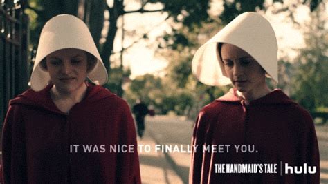 Nick is rocked by gilead's brutal response to a crime; 9 Razones para amar a Emily - The Handmaid's Tale ...