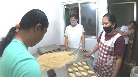 How to make breadcrumbs for pandesal. How to cut PANDESAL and make BREAD CRUMBS - YouTube