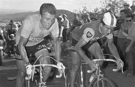 Le coureur cycliste court par tous les temps. jacques anquetil&Raymond poulidor