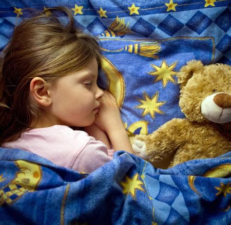 Wann muss ein kind ins bett gehen, damit es am nächsten morgen ausgeschlafen ist? Schlaftabelle: Wann muss mein Kind in der Schulzeit ins ...