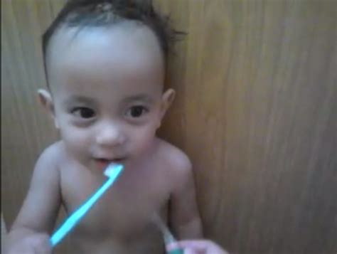 Ada apa2 soalah boleh terus tanya jangan segan2. Cara latih anak gosok gigi sejak bayi (With images) | Baby ...