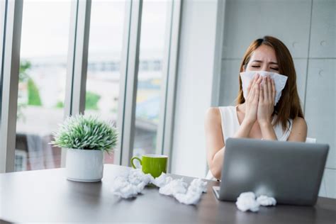 Tenggorokan dengan dahak yang sedikit bisa mempercepat penyembuhan batuk berdahak yang jika cara di atas tidak manjur segeralah berkonsultasi kepada dokter sebab bisa jadi batuk yang. Cara Cepat Menyembuhkan Flu dan Batuk saat Dikejar ...