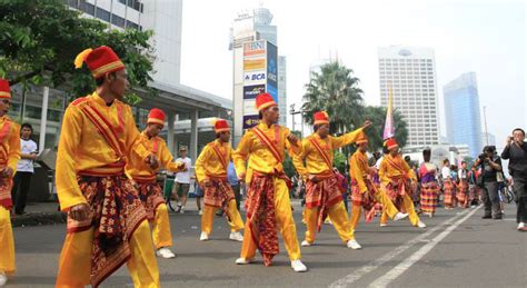 Ezek kötegekbe vannak rendezve (egy köteg tartalmazhat akár 100 rudat is). Tari Rudat, Tarian Tradisional Dari Provinsi NTB - Kamera ...