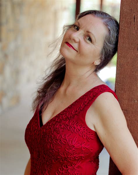 اسامة محرز الحان و توزيع: Halloween's Sandy Johnson red dress head shot signed