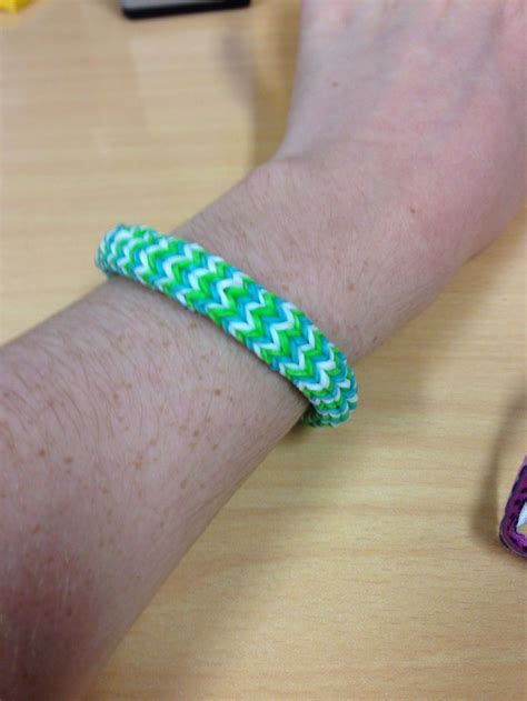 While you can make these rubber band bracelets on a rainbow loom, you can also use your fingers. Hexa-fishtail rubber band bracelet | Rubber band bracelet