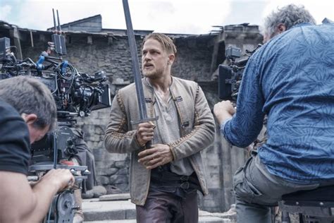 Charlie hunnam in una scena del film. King Arthur - Il Potere della Spada - Recensione Cinema ...