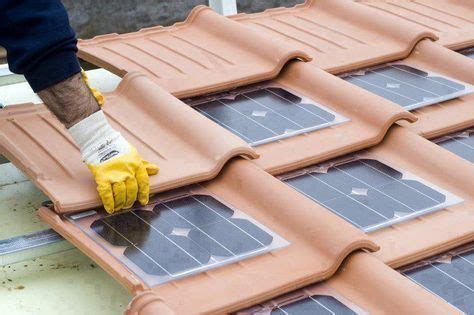 Iedereen die zonnepanelen wilt plaatsen, zit met de grote vraag: dakpannen met zonne panelen. | Dakpannen, Zonnepanelen ...