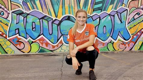 Мьюис кристи (kristie mewis) женский футбол полузащитник сша 25.01.1991. Kristie Mewis, Houston Dash | Houston dash, Nwsl soccer ...