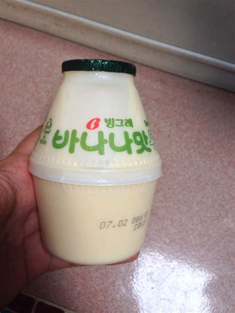Korean banana milk ini lagi viral loh, selain seger, buatnya juga. Blog Cik Miela: Susu pisang dari Korea