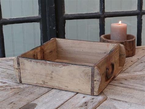 Bordpladen er lagt i et sildebensmønster af fyrretræ. Chic Antique Grimaud : Old Shelf Grimaud Unique Two Sizes Chic Antique : Das chic antique ...