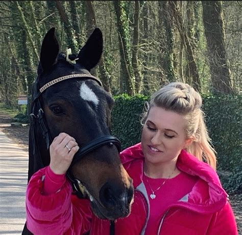 Bekijk hier de sprong van britt dekker in de halve finale van sterren springen 2014 op sbs6! Britt Dekker zorgt voor pony van overleden fan (11 ...