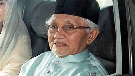 Beliau berkahwin dengan datin seri shahnaz abdul majid pada 9 januari 1992 dan dikurniakan seorang cahaya mata lelaki yang bernama raden murya yang kini. SPRM: 15 fail dibuka, tapi Taib Mahmud tak didakwa kerana ...