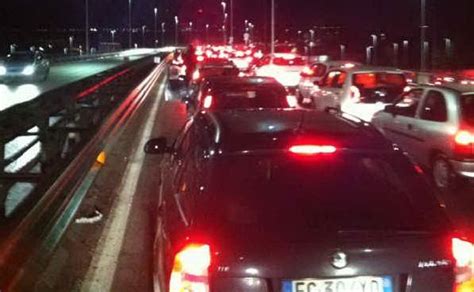 Coinvolte nell'incidente 25 auto che transitavano in quel momento all'altezza del km 52 dell'autostrada. Maxi tamponamento sull'asse mediano, decine le auto ...