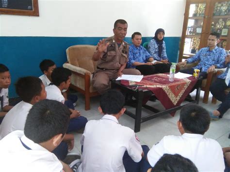 Pergi sekolah harus rajin, penuh semangat agar hebat. URC Praja Wibawa Sweeping Pelajar, 7 Siswa Langsung ...