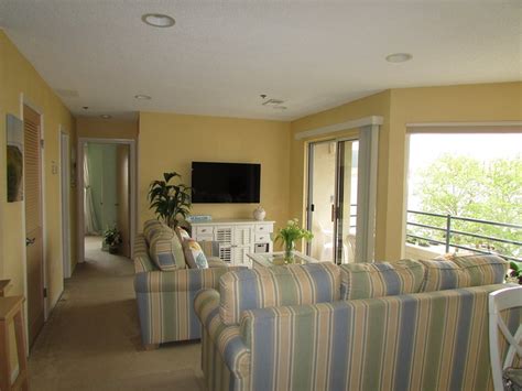 Experience all the comforts of home just steps from the beach with a stay at one of our many vacation rental options. Virginia Beach condo with 2 bedrooms | FlipKey