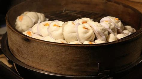 Larutkan dahulu tepung maizena dengan satu sendok makan air. Cara Membuat Bakpao Kukus yang Lembut, Empuk dan ...