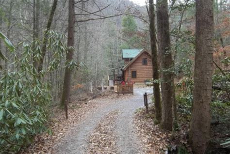 1 bedroom and 1 bathroom log cabin with a king bed. River Bluff Cabins in the Smokies: Evergreen on the River ...