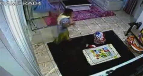 Bayi perempuan itu dihantar ke rumah pengasuh pagi kelmarin oleh ibunya yang juga seorang anggota polis. Rakaman CCTV Pembantu Rumah Dera Bayi 4 Bulan ~ Life in ...