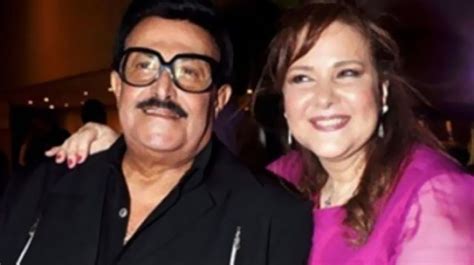 كشفت الفنانة دنيا سمير غانم، عن تفاصيل الحالة الصحية لوالدتها النجمة القديرة دلال عبد العزيز، المتواجدة حاليًا في المستشفى حيث تتلقى العلاج عقب إصابتها منذ عدة أسابيع بفيروس كورونا. نقل سمير غانم ودلال عبدالعزيز للمستشفى بسبب كورونا