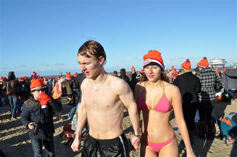 Unox is afvalvlees, maar schijnbaar goed genoeg voor tokkie nederland. dumpert.nl - Nieuwjaarsduik overzicht