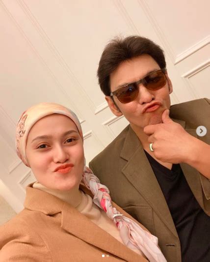 Takku hairan takku peduli walau bulan jatuh ke bumi dan hadir bidadari tak ku mimpikan lagi. Selepas Azura, Jamal Abdillah Bakal Timang Anak Lelaki ...