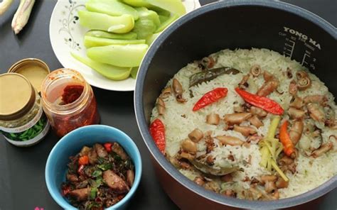 Selain dengan rice cooker, nasi uduk juga bisa dibuat menggunakan magic com. 5 Resep Nasi Liwet dengan Rice Cooker, Gak Pakai Ribet!