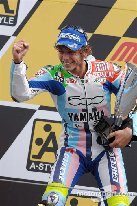 Il mio ricordo più bello legato al gp d'olanda l'ho vissuto nell'edizione del 2007 e il protagonista è proprio valentino. Podium : le vainqueur Valentino Rossi - TT Assen - Photos ...