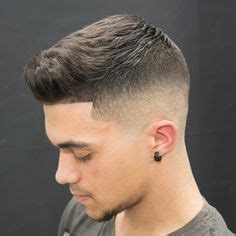 Easy and fast bed hair styling for a messy, mid fade haircut perfect for the modern man. Pin en Cortes low fade