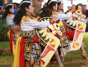 Bagaimana pola lantai yang digunakan pada kedua tarian di atas? √Tari Tradisional Klasik dan Tradisional Kerakyatan (Pola ...