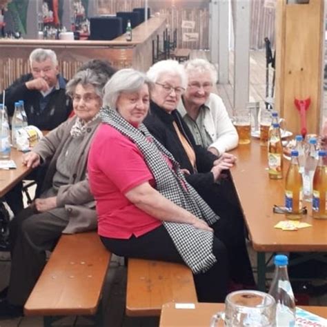 Ausflugsgruppe besucht Volksfest - caritas-rottal-inn.de