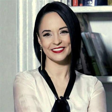Andreea violeta marin is a romanian television presenter and tv personality. Ce a făcut Andreea Marin în timpul unui interviu. E prima ...