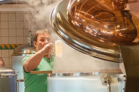 Der damm der steinbachtalsperre droht zu brechen, der kreis meldet bislang 15 tote! Restaurant Waldgasthaus Steinbach in Euskirchen