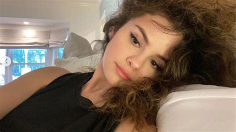 Selena gómez instagram stories 08/12/2020 … Selena Gomez Shared a Rare Look at Her Natural Waves While ...