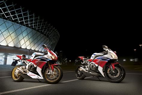 Модель спортивного мотоцикла honda cbr1000rr fireblade появилась на рынке в 2004 году, придя на смену honda cbr954rr fireblade. Racing Cafè: Honda CBR 1000 RR SP 2014