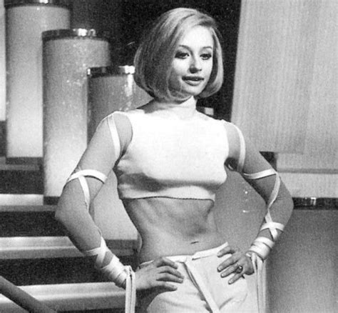 Negli anni '70 il grande pubblico cominciò ad amarla grazie alla. Raffaella Carrà, 70 anni di look invidiabili | Carrè, Moda ...