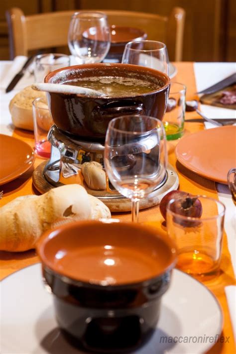 Per sua natura la bagna cauda è un piatto socializzante, che richiede una bella tavolata di commensali: La bagna cauda ricetta tradizionale piemontese - Maccaroni ...