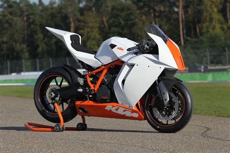 Page 3 ktm accepts no liability for delivery options, deviations from illustrations and descriptions, as well as misprints and other errors. 2011 KTM RC8-R Track | Motostreet