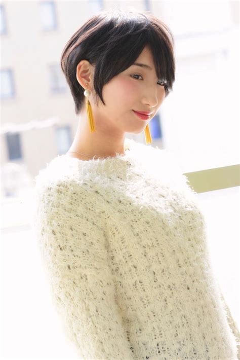 清潔感と透明感ある黒髪ショートピアスが似合う冬ショート ...