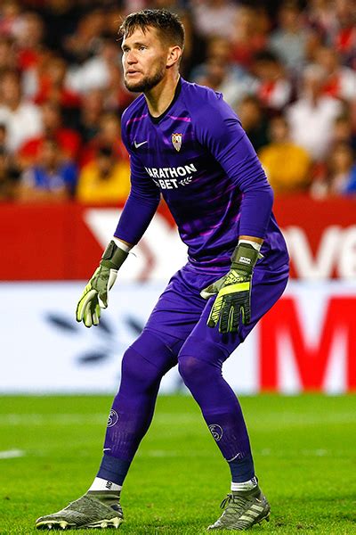 Brankář sevilla fc a české reprezentace / goalkeeper of sevilla fc and the czech republic / portero del sevilla fc y la república checa. トマーシュ・ヴァツリーク | サッカーキング